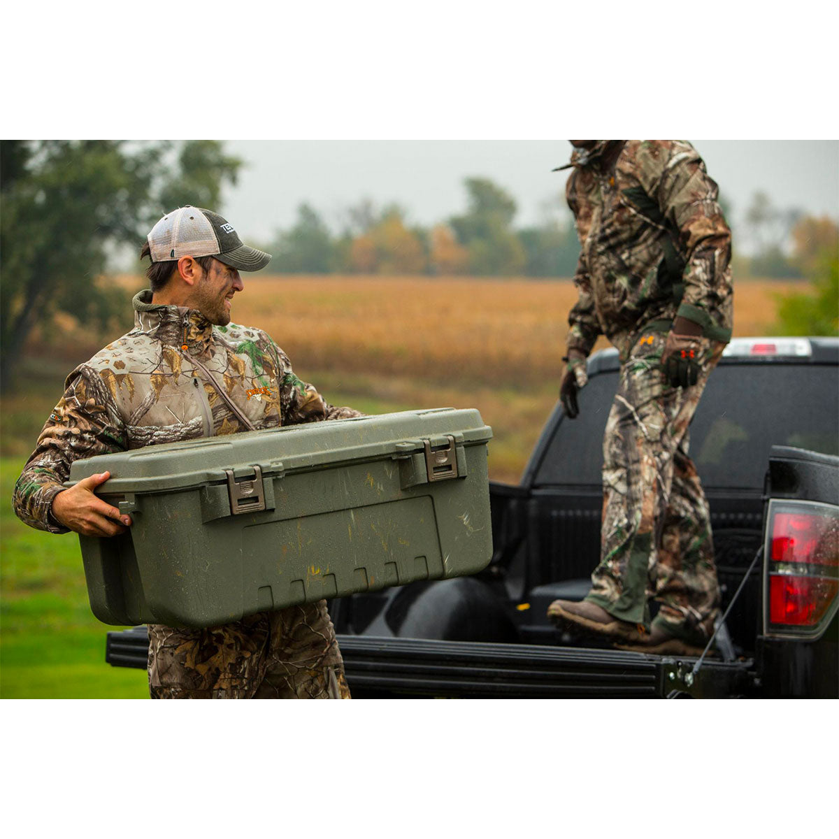 BAULE - PLANO - SPORTSMAN'S TRUNK LARGE | 27GAL | 102LT | DESERT TAN
